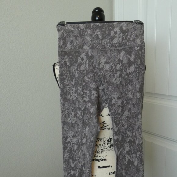 Lululemon Aligns Sz 4 28" - Picture 3 of 4